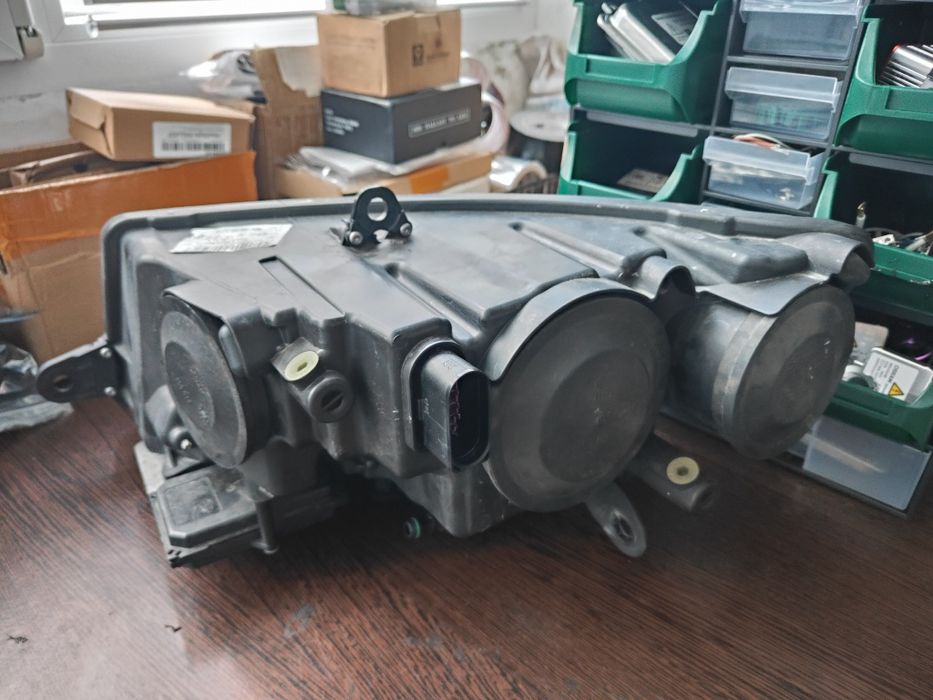 Far bi-xenon adaptiv Skoda Superb 2