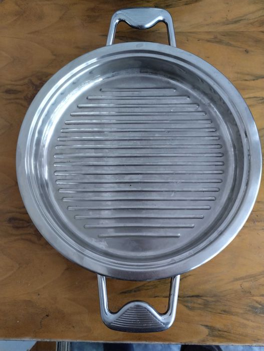 Grill Zepter 30 cm diametru total . si 4 cm adancime .