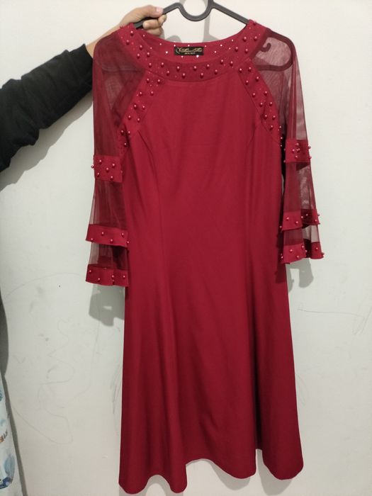 Продам пуховики ,платья