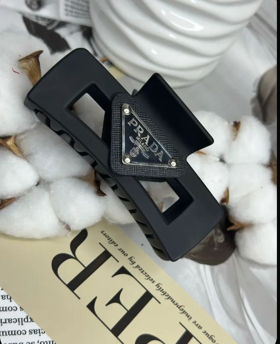 Крабик-заколка для волос в дизайне Prada.