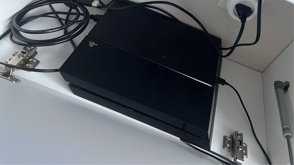 Плейстейшин 4 и 16 игр