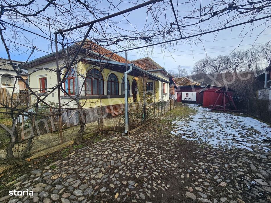 Casă de vânzare în comuna Corbeni, județ Argeș.