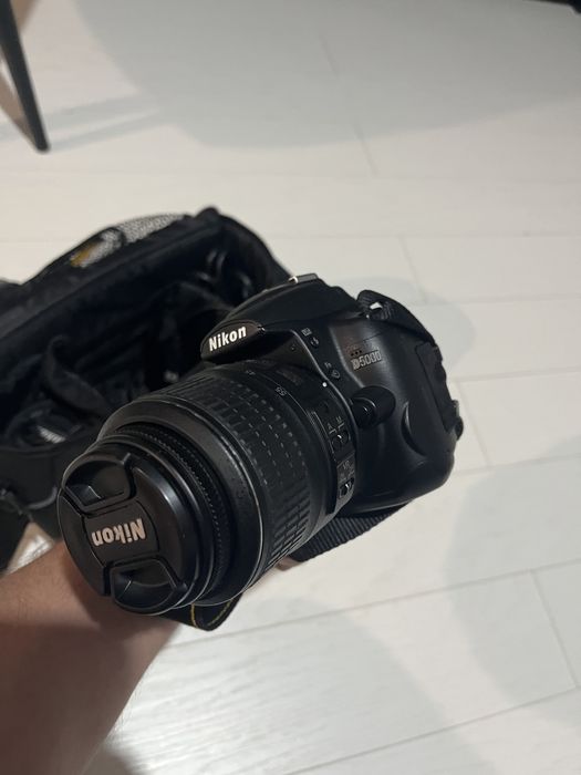 Aparat foto NIKON D5000 + accesorii si 2 obiective
