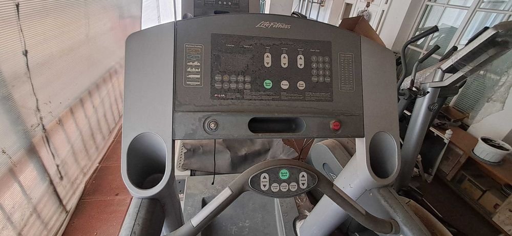 2 броя бягащи пътеки LIFE FITNESS за части