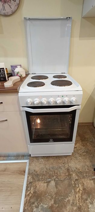 Готварска печка Indesit I5E52E(W) – вентилатор, грил, таймер, отлична.