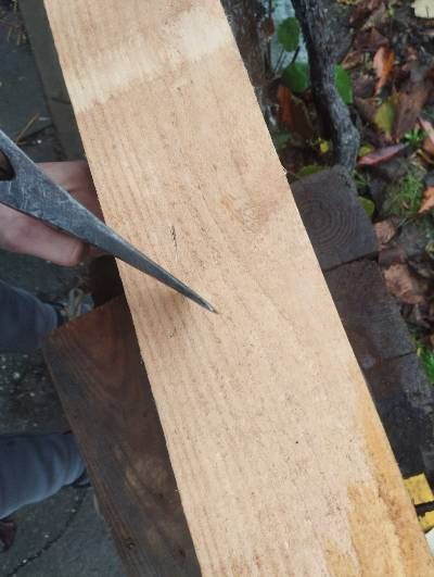 Стара брадва с маркировка