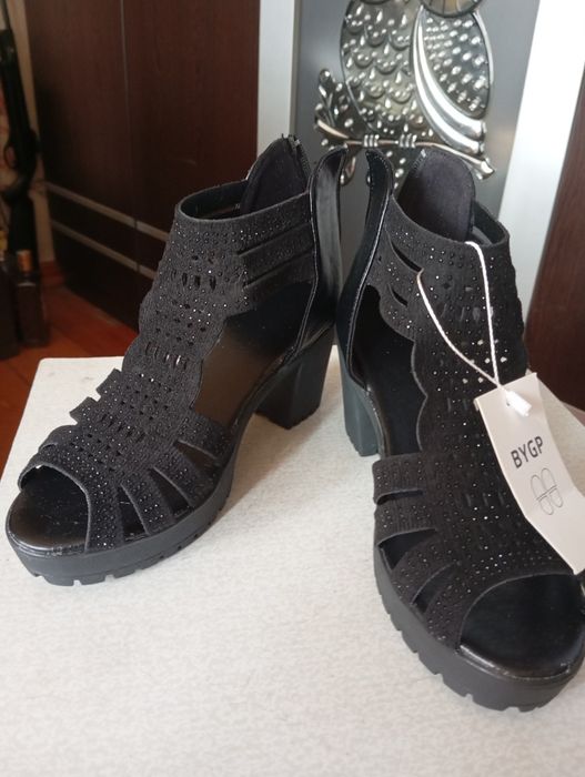 Продам новые босоножки