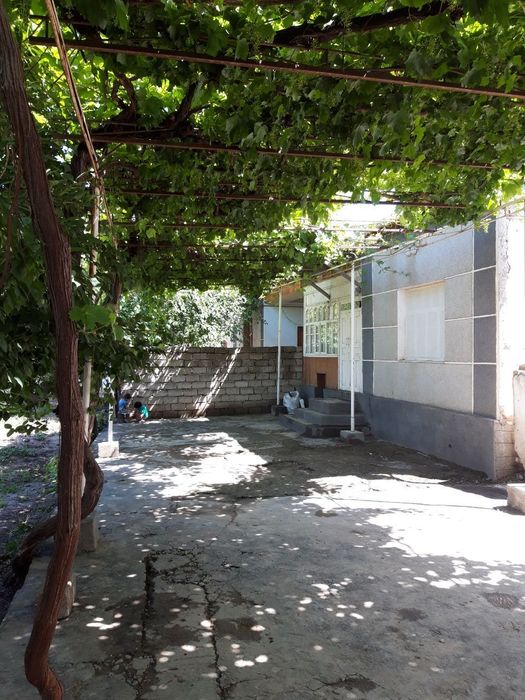 Qulay joyda joylashgan 9 sotixli uy sotiladi