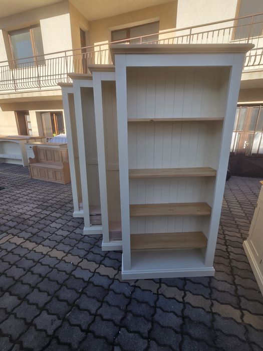 Бяла библиотека  от масив в бяло