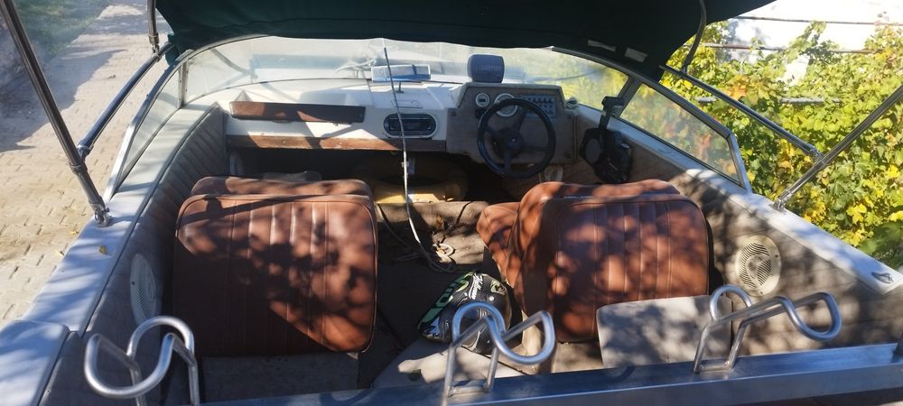 Vând barcă cu motor