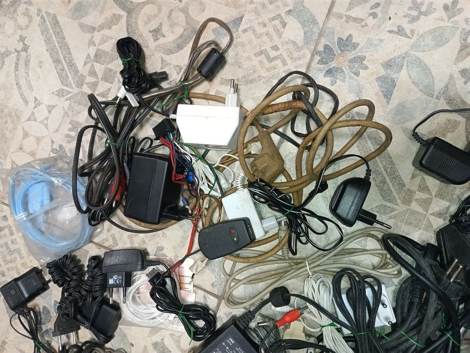 Лот от 48 броя адаптери и кабели - 29 лв