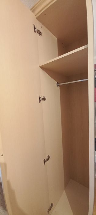 Шкаф, екі тумбочкасымен сатылады