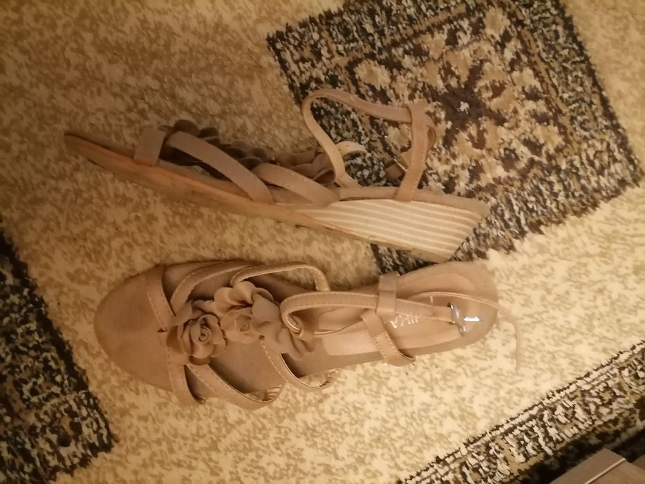 Сандали бежови 40 номер.