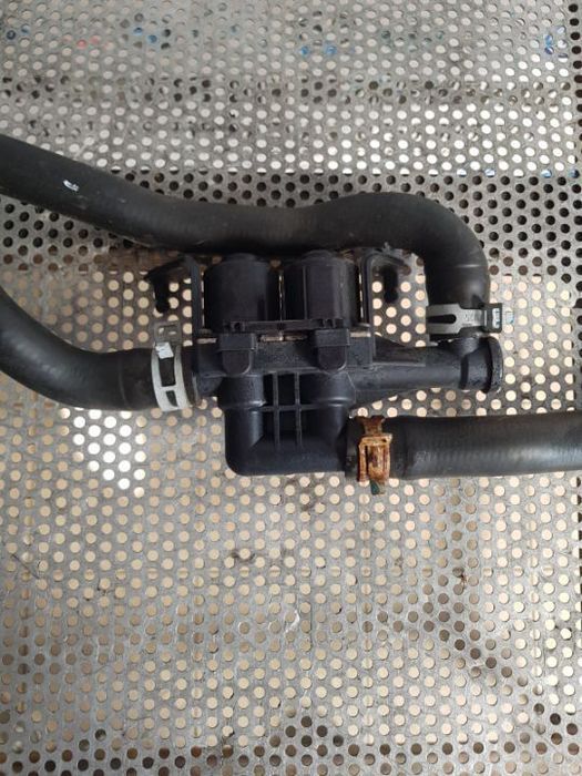 Pompa Secundara Auxiliara Preincalzitor Apa BMW F10 F11 F06 F07 F12 F13 F01 F02 X5 X6 Cod