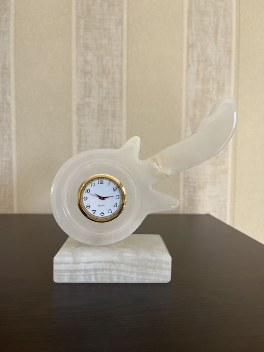 Елегантен часовник мрамор и месинг