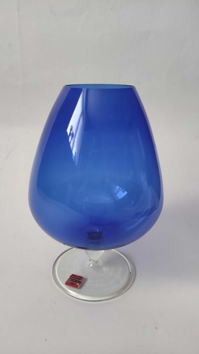 Огромна тънкостенна чаша от цветно стъкло