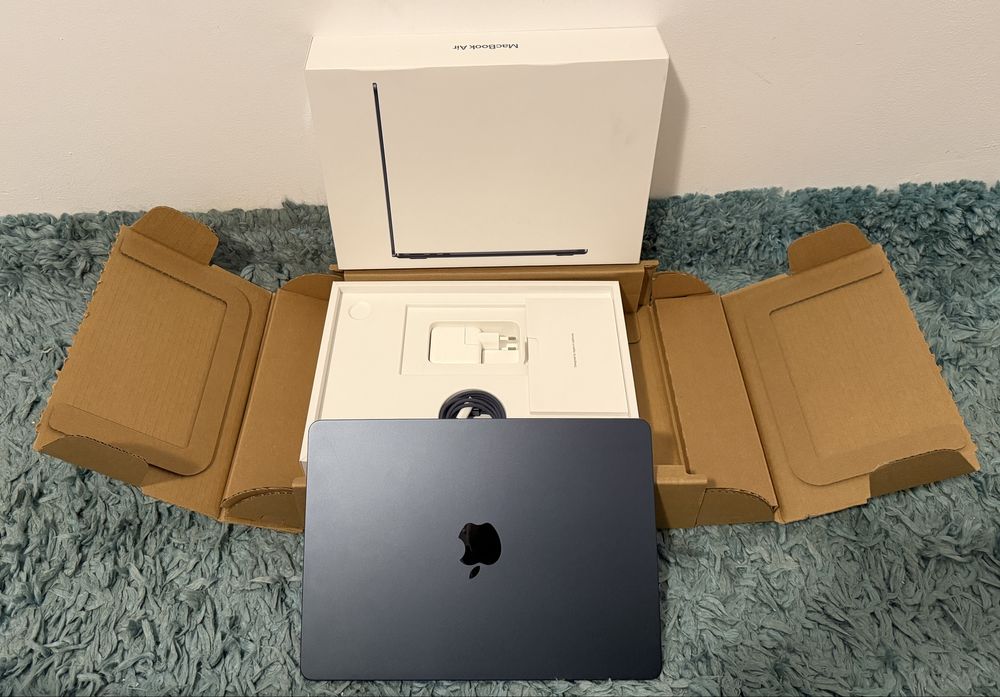 MacBook Air 13,6-inch, Mid 2022 M2, 8GB DDR, 256GB ssd Baterie 100%