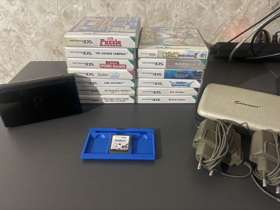 Nintendo DS Lite + 15 игри, 2 зарядни и калъф