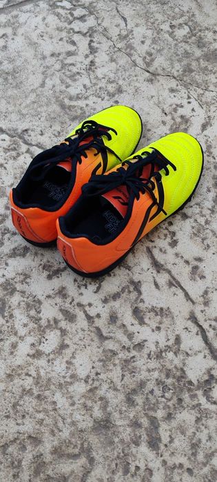 Papuci fotbal crampoane 33 EU – Ca noi, purtați o singură dată!