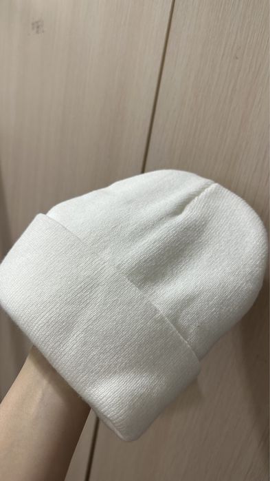 Белая шапка зимняя