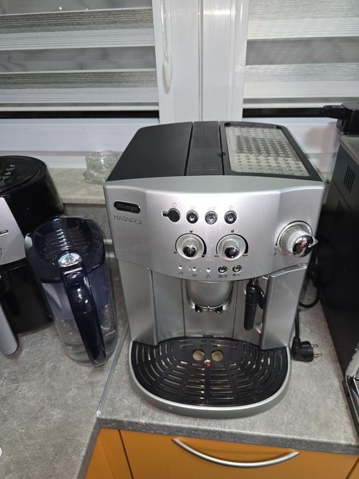 Продавам кафеавтомат Delongi Magnefika