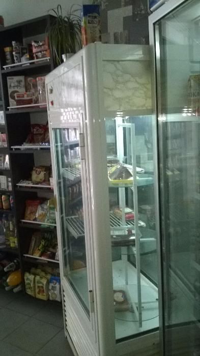 сладкарска витрина вертикална