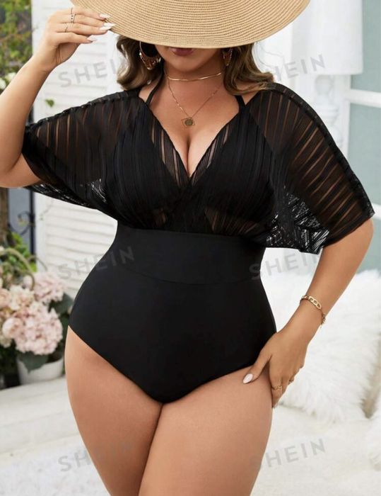 Черен бански костюм