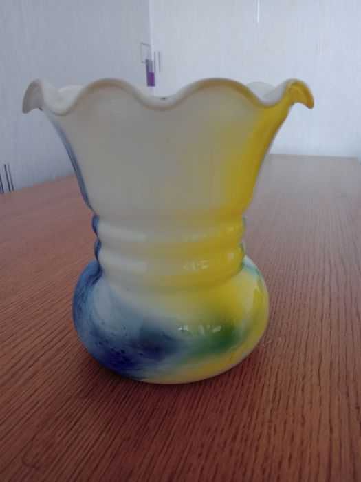 Българска стъклена ваза