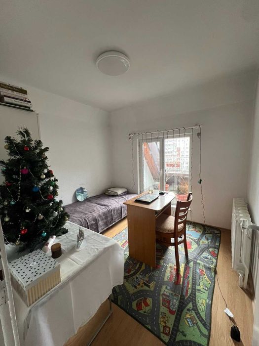 Продава тристаен апартамент в Хиподрума зад р-т Ниагара.