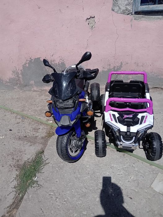 Motoretă și mașină pentru copiii