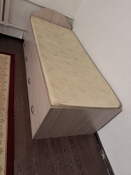 Кровать деревянный с матрасом