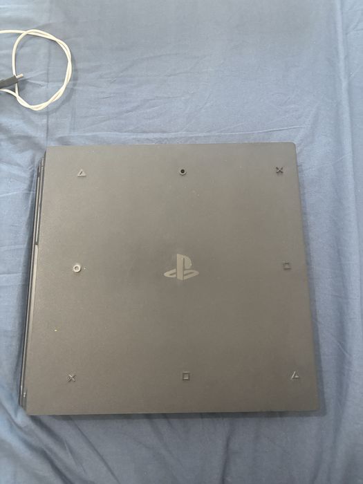 PlayStation 4 PRO 1TB, în stare foarte bună