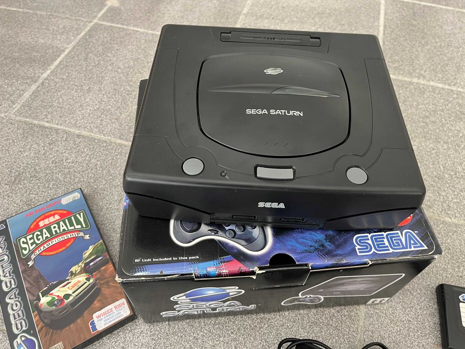 Sega Saturn - оригинална игрална конзола в кутия + игра и оригинална памет