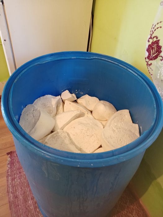 Vând brânză de oi amestecat cu capra