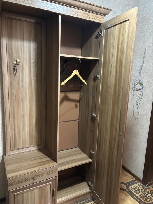 шкаф с зеркалом.