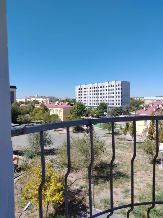 Шахар марказида 4 этажли уйни 4-этажида 4 хонали квартира сотилади.