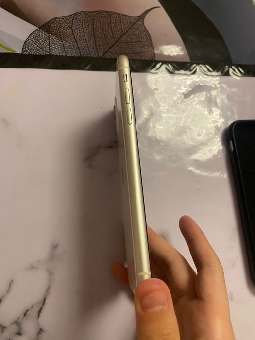 Продам айфон 11