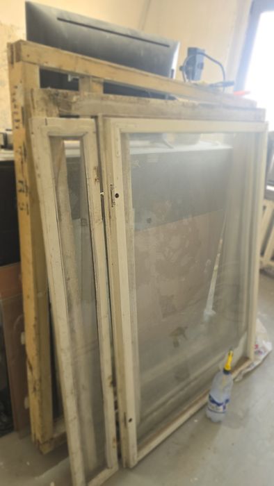 Два окна б/ у можно на дрова.