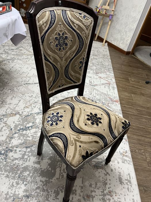 продаю стол со стульями