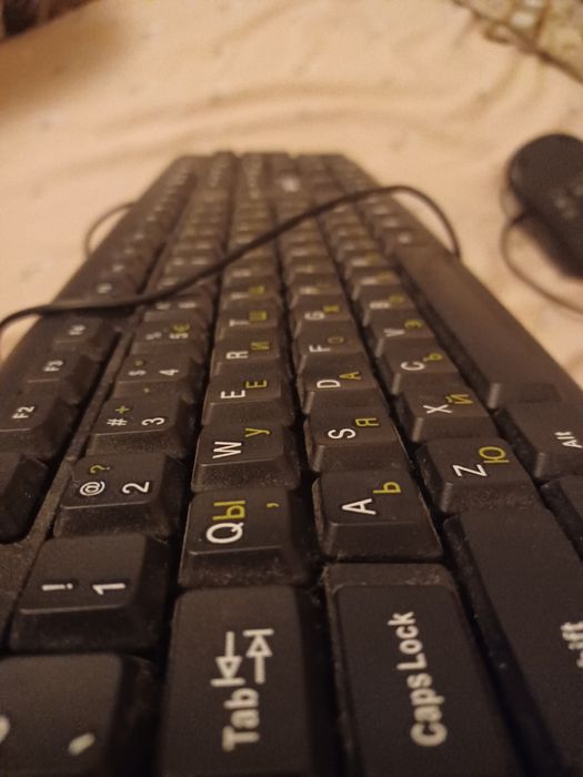 Клавиатура Maki и мишка.