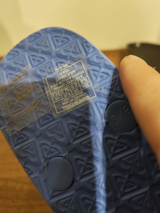 Roxy чехли, имат леко оцветяване видимо на снимките