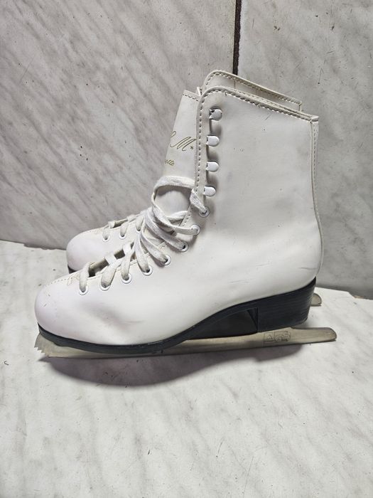 Patine 2051 gheata patinaj artistic CCM  marime eu 39  (25,5   cm)