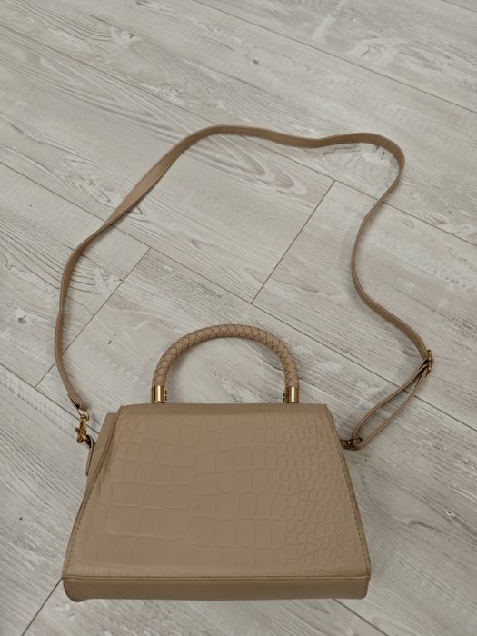 Дамски чанти - бежова или черна