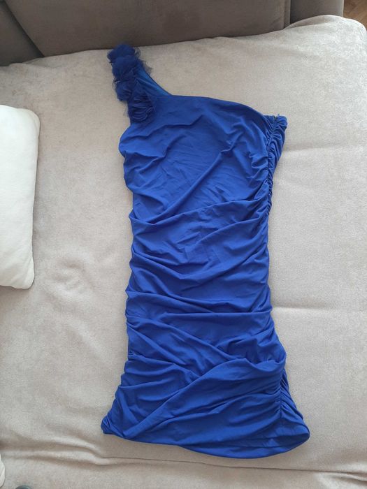 Набрана рокля с един ръкав