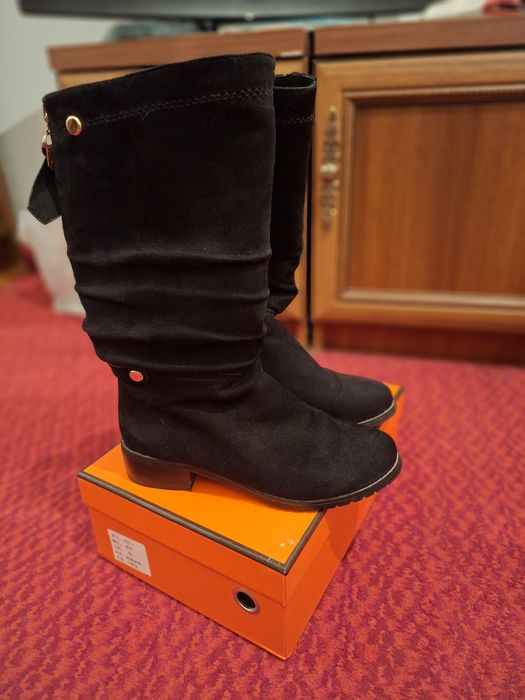 Продаеться женские сапоги