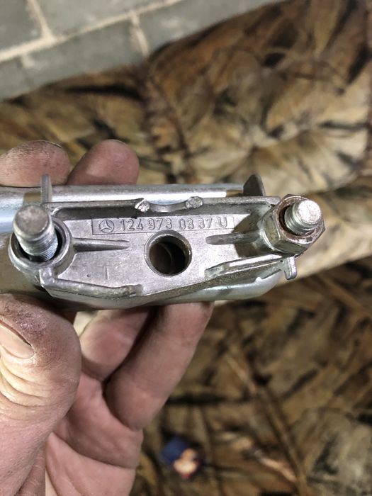 Мерседес 124 крепление полокотника