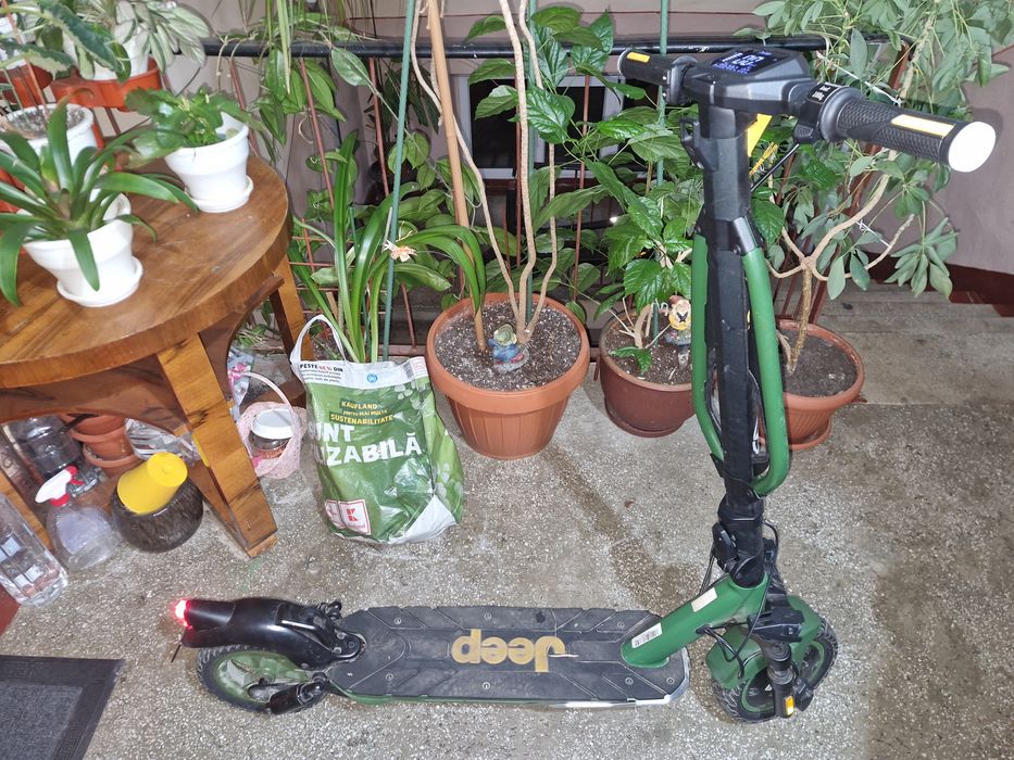 Trotinetă electrică Jeep 2XE Urban Camou – stare foarte bună, 202 km