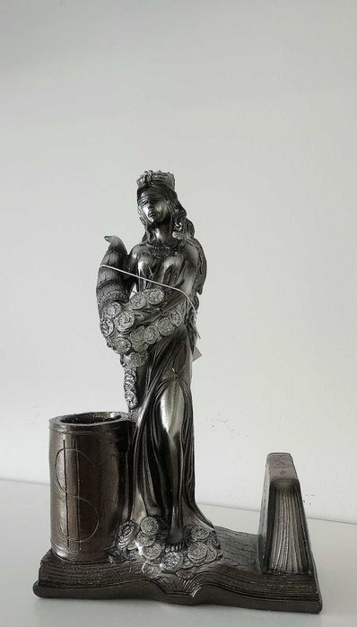 Визитник Фортуна Статуетка с Моливник  или Статуетка Богинята Фортуна