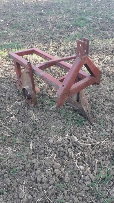Plug mic cu două brazde cu roata reglabila
