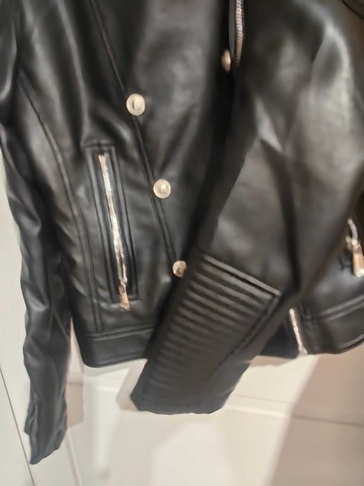 Дамско  яке с капси и ефектна яка